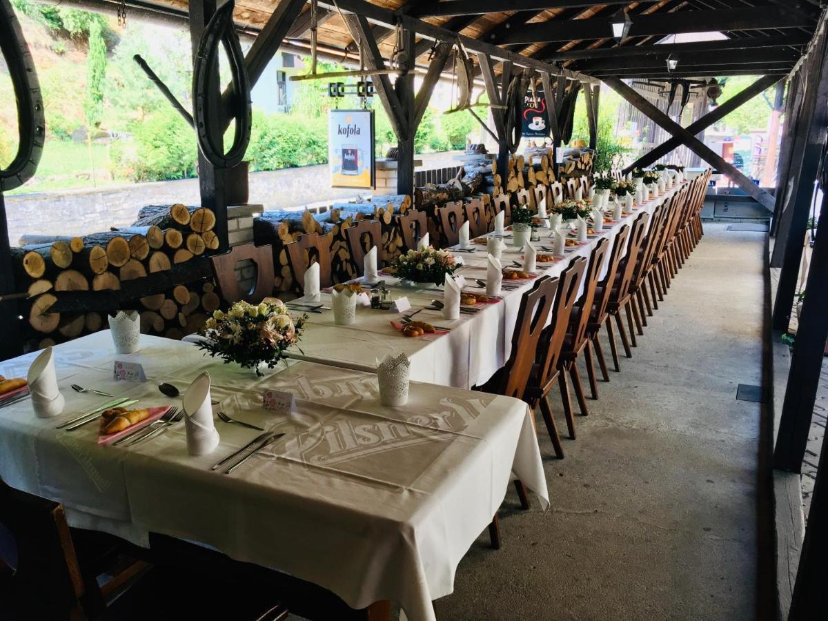 Restaurant a penzion Pod Draci skalou Karlštejn Exterior foto